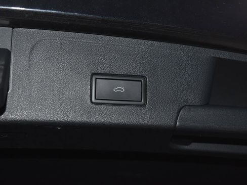 Used 2022 Volkswagen Atlas Cross Sport SEL image 33