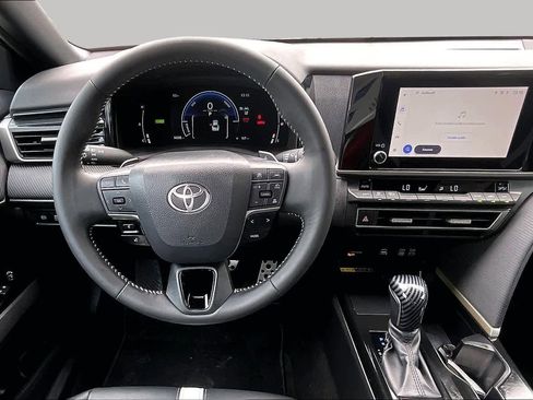 Used 2025 Toyota Camry SE w/ Convenience Package FWD image 6