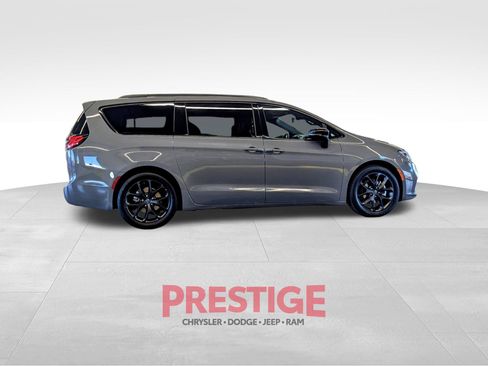 Used 2025 Chrysler Pacifica Limited FWD image 6