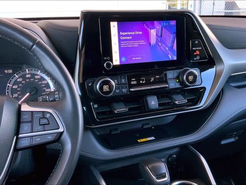 Used 2024 Toyota Highlander XLE image 7