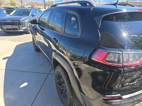 Used 2019 Jeep Cherokee Trailhawk image 4