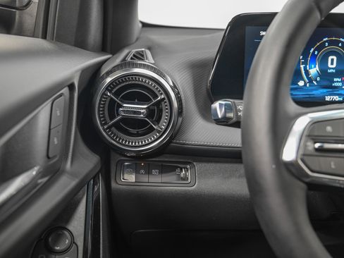 Used 2025 Chevrolet Equinox LT w/ Safety and Technology Package FWD image 17
