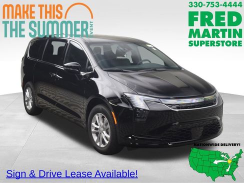 New 2027 Chrysler Pacifica Select AWD/4WD image 1