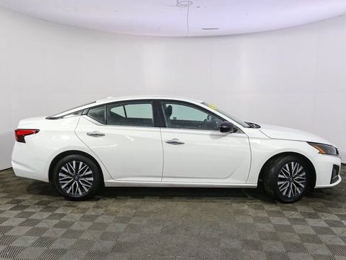 Used 2025 Nissan Altima 2.5 SV image 12