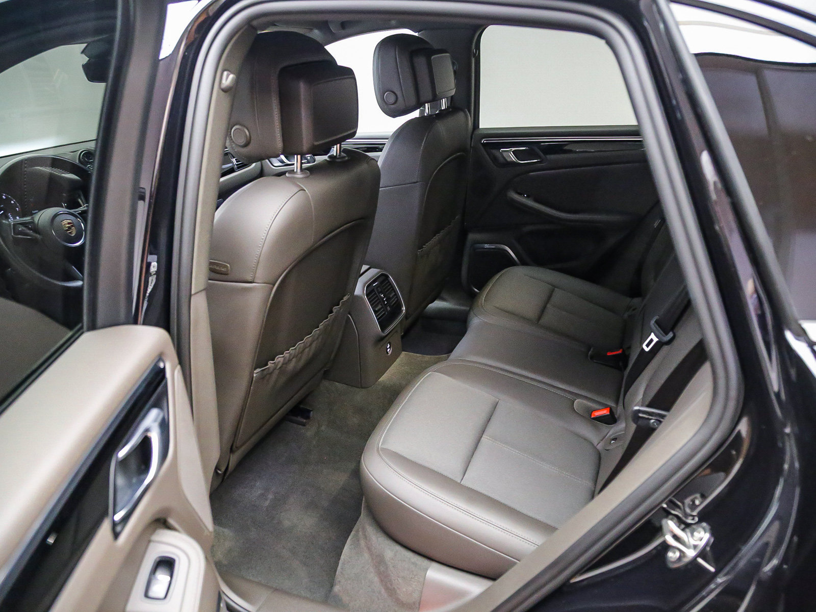 Certified 2023 Porsche Macan S AWD/4WD image 22