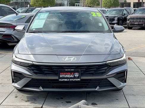 Certified 2025 Hyundai Elantra SE image 12