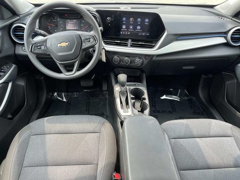 Used 2024 Chevrolet Trax LS w/ LS Convenience Package FWD image 3