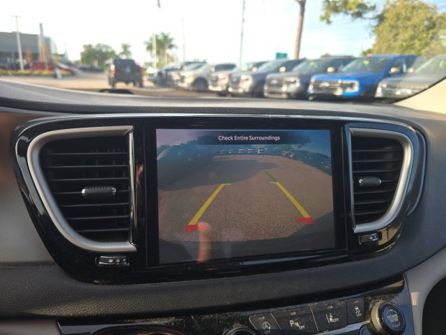 Used 2022 Chrysler Pacifica Touring-L FWD image 13
