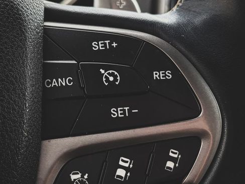 Used 2017 Jeep Grand Cherokee Overland w/ Jeep Active Safety Group AWD/4WD image 14