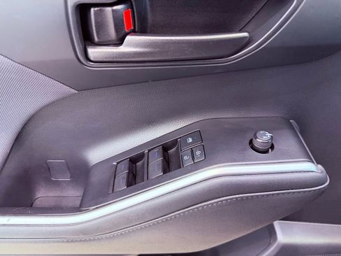 Used 2021 Toyota Highlander L image 19