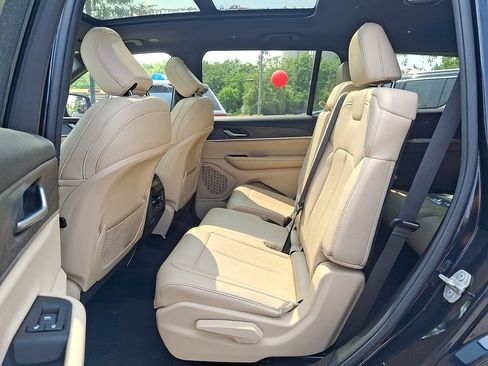 Used 2023 Jeep Grand Cherokee L Limited w/ Trailer Tow Group (B) AWD/4WD image 10