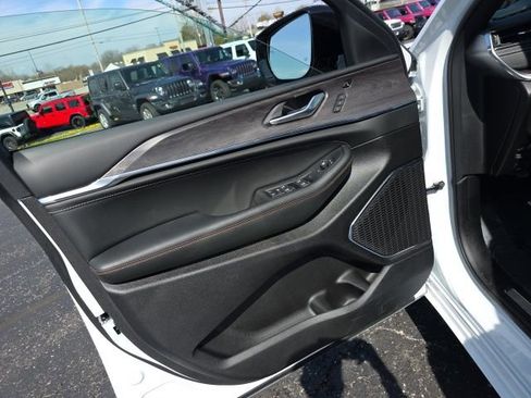 Used 2025 Jeep Grand Cherokee Overland w/ Adv Protech Group III image 11