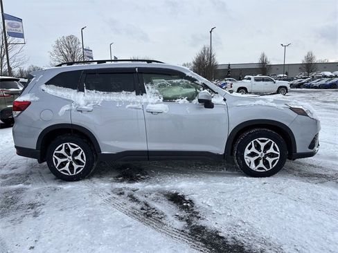 Used 2023 Subaru Forester Premium image 12
