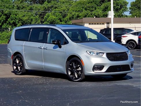 Used 2024 Chrysler Pacifica Limited w/ S Appearance Package AWD/4WD image 7
