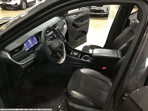 Used 2023 Jeep Grand Cherokee Altitude image 12