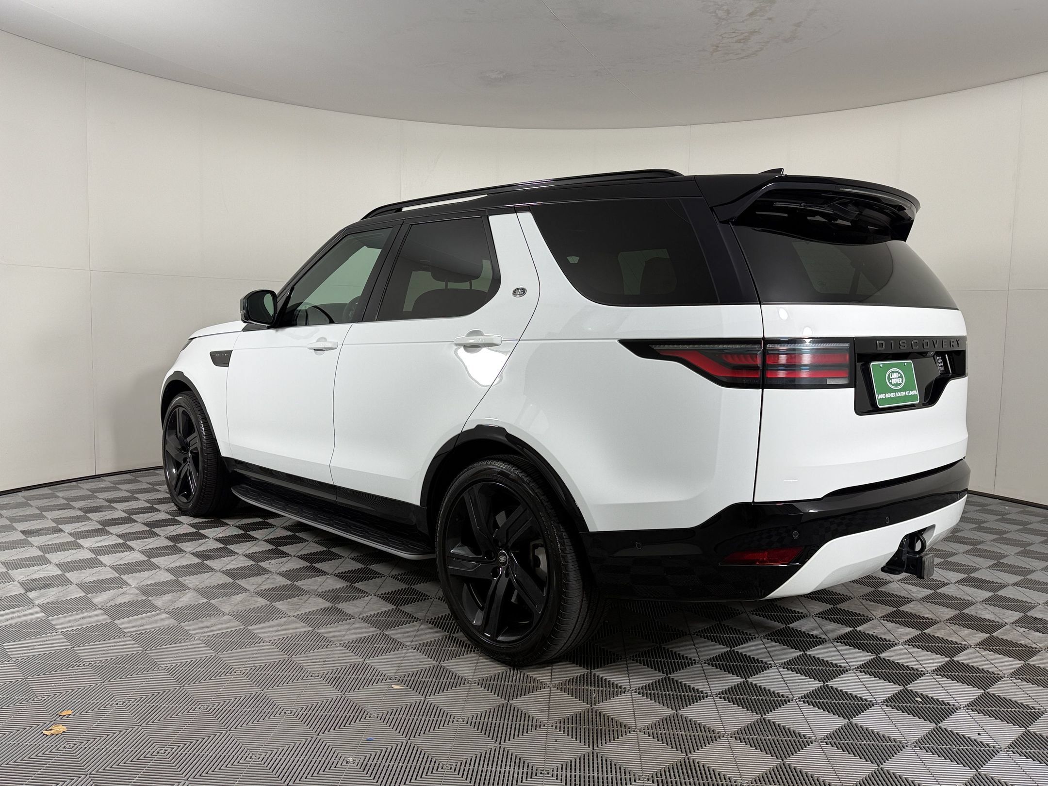 Used 2025 Land Rover Discovery Dynamic SE AWD/4WD image 3