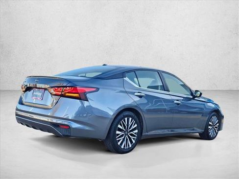 Used 2024 Nissan Altima 2.5 SV image 5
