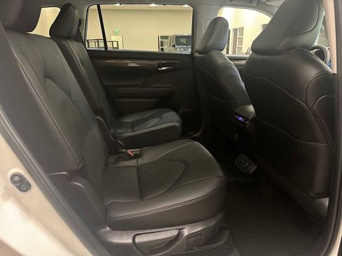 Certified 2025 Toyota Highlander Platinum image 26