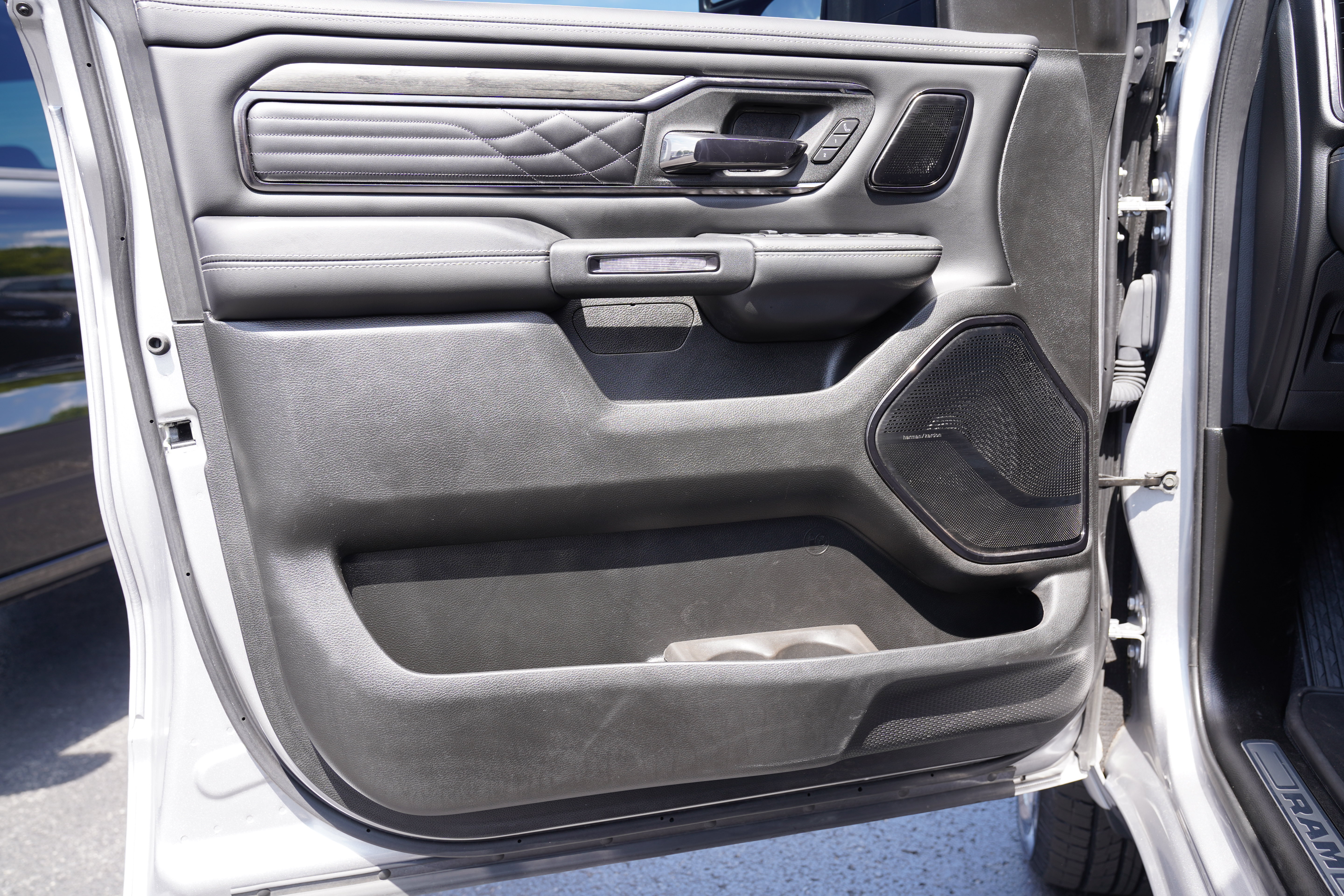 Used 2025 RAM 1500 Limited AWD/4WD image 16