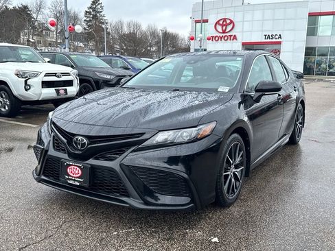 Used 2023 Toyota Camry SE image 3
