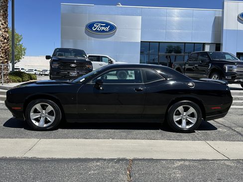 Used 2018 Dodge Challenger SXT image 3