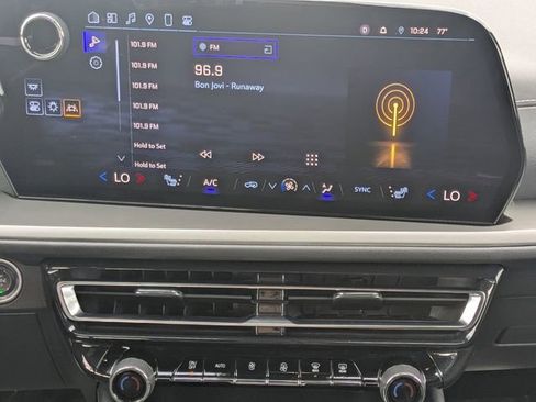 Used 2025 Chevrolet Traverse LT image 16