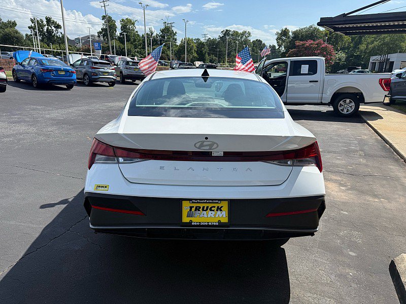 Used 2024 Hyundai Elantra SEL FWD image 4