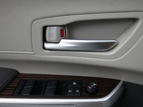 Used 2024 Toyota Sienna XLE image 23