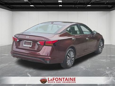 Used 2024 Nissan Altima 2.5 SV FWD image 6