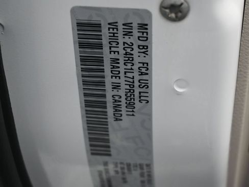 Used 2023 Chrysler Pacifica Touring-L FWD image 17