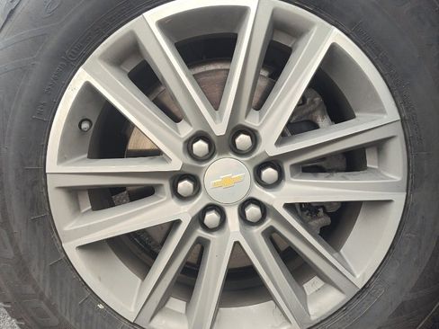 Used 2023 Chevrolet Traverse LT image 15