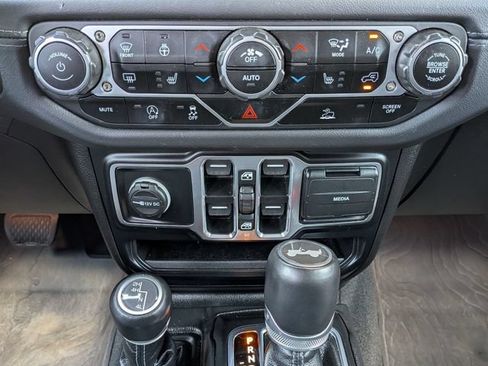 Certified 2024 Jeep Wrangler Unlimited Sahara w/ Technology Group AWD/4WD image 17