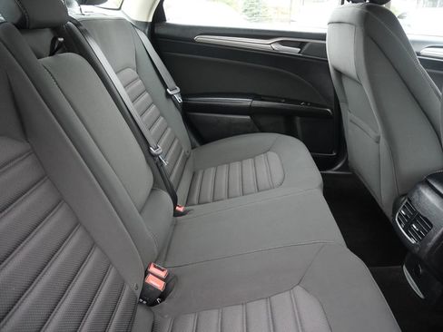 Used 2017 Ford Fusion SE w/ Fusion SE Technology Package image 27