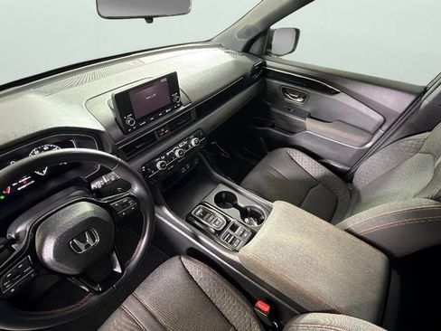 Used 2025 Honda Pilot Sport image 19