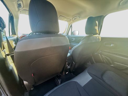 Used 2022 Jeep Renegade Trailhawk image 24