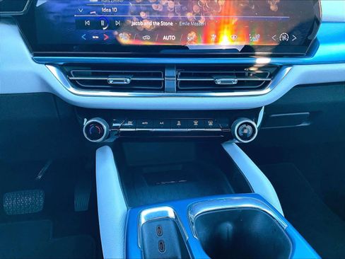 Used 2025 Chevrolet Equinox EV LT image 26