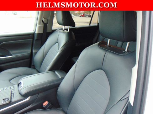 Used 2025 Toyota Highlander XLE image 25
