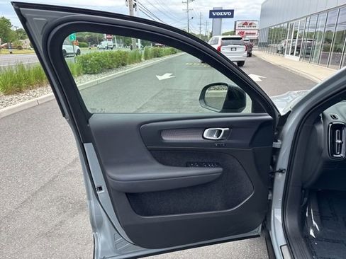 Certified 2025 Volvo XC40 B5 Plus AWD/4WD image 19