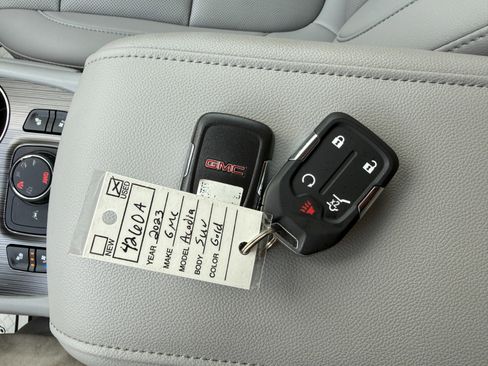 Used 2023 GMC Acadia SLT w/ Technology Package AWD/4WD image 42