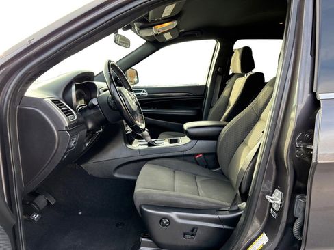 Used 2021 Jeep Grand Cherokee Laredo image 14