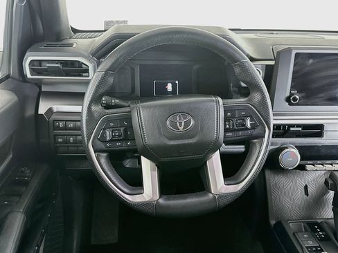 Used 2025 Toyota 4Runner SR5 AWD/4WD image 18
