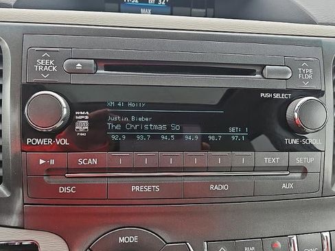 Used 2012 Toyota Sienna XLE image 38