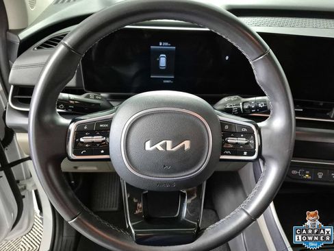 Used 2025 Kia Carnival FWD image 11