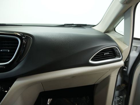 Used 2023 Chrysler Pacifica Touring-L FWD image 22