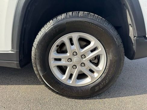 Certified 2023 Jeep Grand Cherokee Laredo image 30