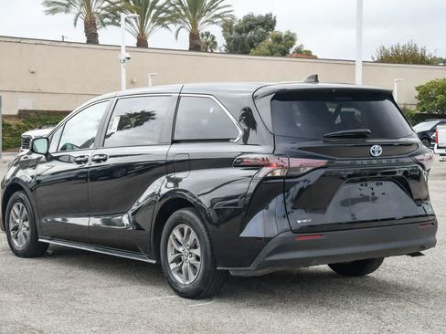 Used 2025 Toyota Sienna LE FWD image 8