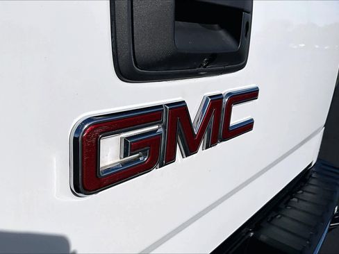 Used 2017 GMC Sierra 1500 SLT w/ SLT Preferred Package AWD/4WD image 30