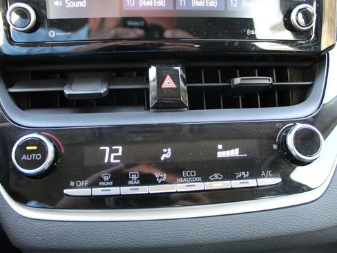 Used 2022 Toyota Corolla LE FWD image 21