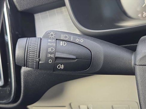 Used 2021 Volvo XC40 T4 Momentum FWD image 16