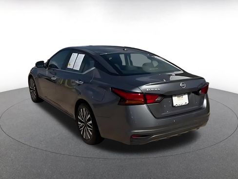 Used 2025 Nissan Altima 2.5 SV FWD image 11